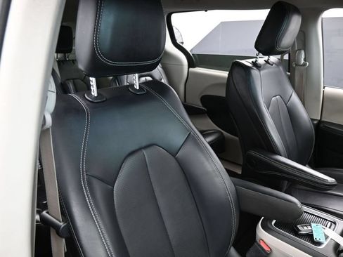 Used 2023 Chrysler Pacifica Touring-L FWD image 41