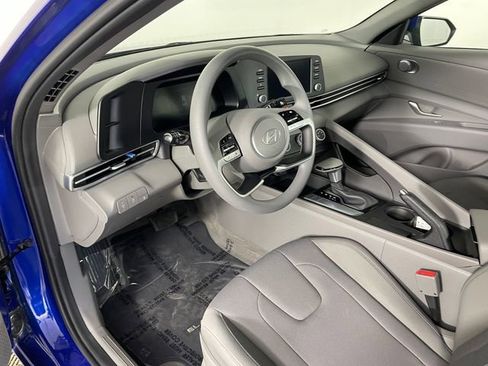 Certified 2025 Hyundai Elantra SE w/ Cargo Package FWD image 3