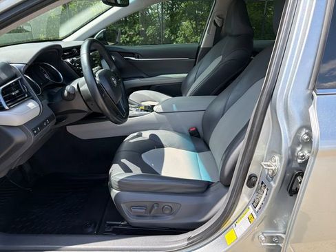 Used 2020 Toyota Camry XLE image 11