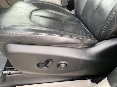 Used 2019 Chrysler Pacifica Touring-L FWD image 21