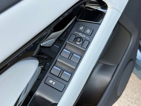 Certified 2026 Land Rover Range Rover Evoque Dynamic SE AWD/4WD image 16