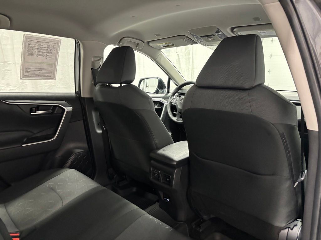 Used 2025 Toyota RAV4 XLE AWD/4WD image 53
