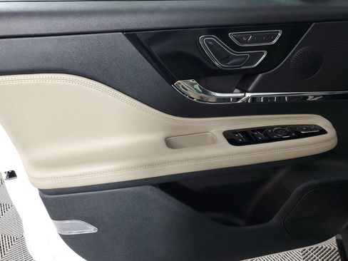 Used 2026 Lincoln Corsair Reserve w/ Rear Removable Package Tray FWD image 18