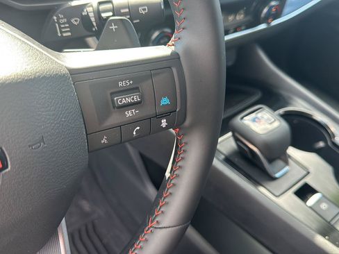 Used 2025 Nissan Rogue SV AWD/4WD image 17