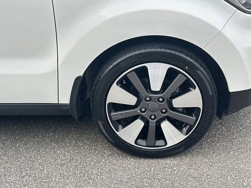 Used 2017 Kia Soul + image 12