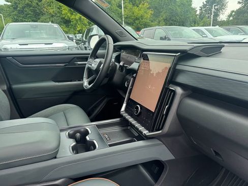 Used 2025 GMC Acadia AT4 w/ Luxury Package AWD/4WD image 30