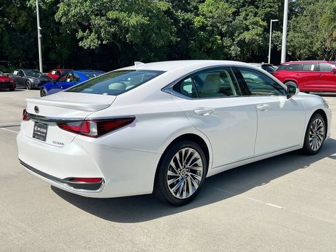 Certified 2024 Lexus ES 300h w/ Technology Package FWD image 7