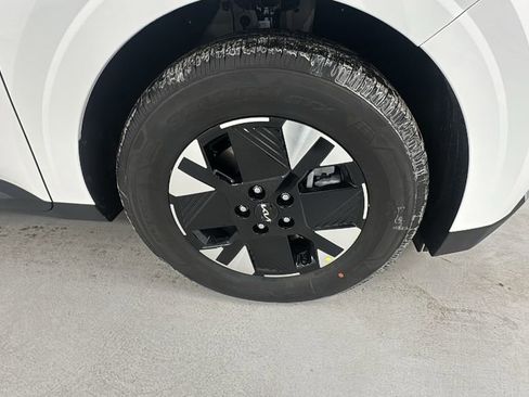 New 2026 Kia Carnival LXS FWD image 9