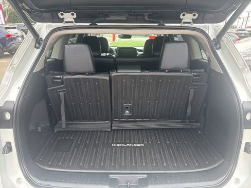 Used 2023 Toyota Highlander XLE image 16
