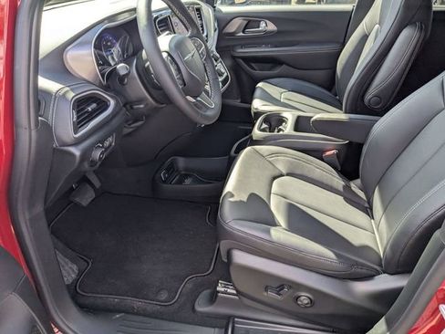 New 2026 Chrysler Pacifica Select image 13