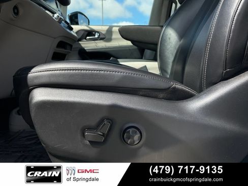 Used 2024 Chrysler Pacifica Touring-L FWD image 11