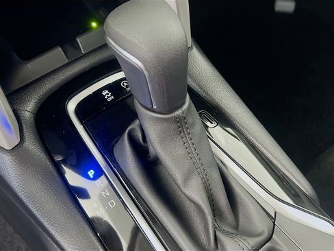 Used 2025 Toyota Corolla Cross LE image 25