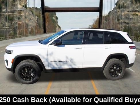 New 2025 Jeep Grand Cherokee Altitude AWD/4WD image 3