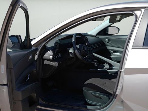 Used 2023 Hyundai Elantra SEL w/ Convenience Package image 11