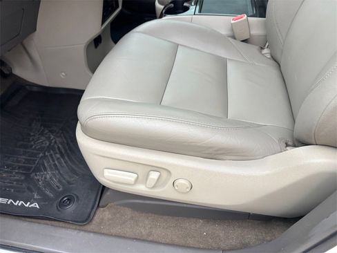 Used 2017 Toyota Sienna XLE image 24