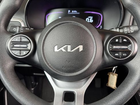 Used 2025 Kia Soul LX w/ LX Technology Package FWD image 25