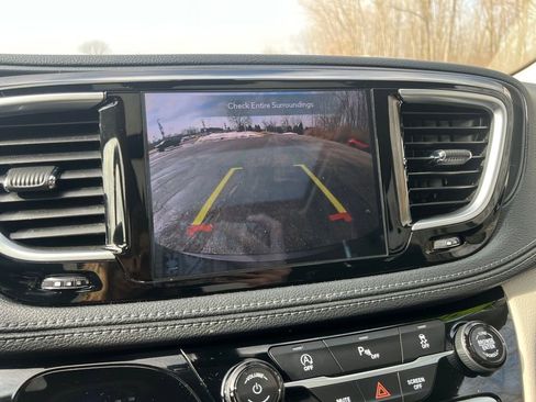 Used 2020 Chrysler Pacifica Limited image 17