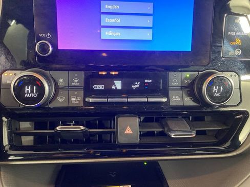 Used 2023 Toyota Highlander XLE image 8