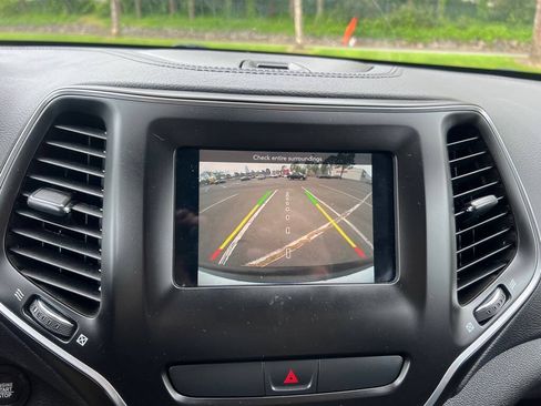 Used 2019 Jeep Cherokee Latitude Plus AWD/4WD image 30