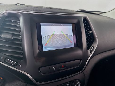Used 2019 Jeep Cherokee Latitude Plus w/ Cold Weather Group AWD/4WD image 16