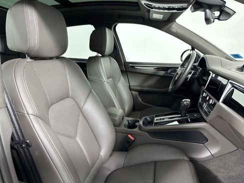 Certified 2025 Porsche Macan AWD/4WD image 24