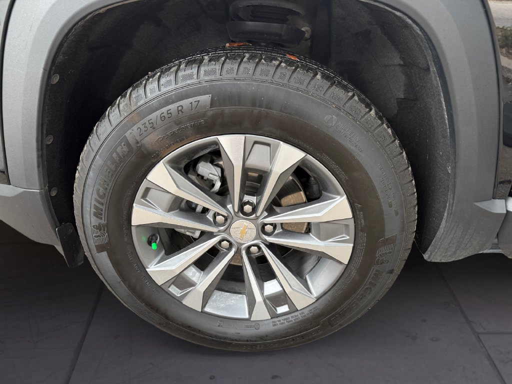 Used 2026 Chevrolet Equinox LT AWD/4WD image 9