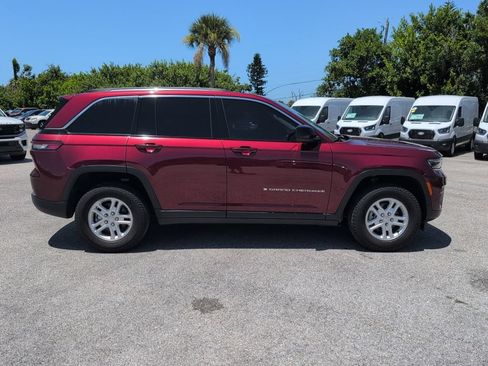 Used 2023 Jeep Grand Cherokee Laredo RWD image 2