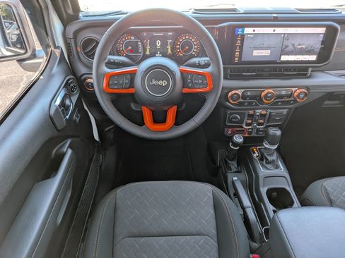 Used 2025 Jeep Gladiator Mojave AWD/4WD image 14