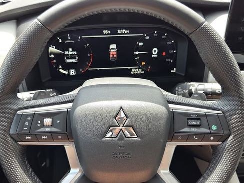 Used 2025 Mitsubishi Outlander SE FWD image 24
