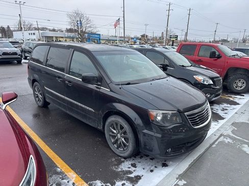Used 2016 Chrysler Town & Country S w/ Driver Convenience Group image 3