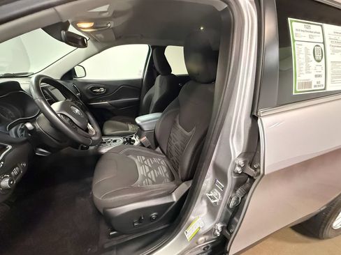 Used 2019 Jeep Cherokee Latitude w/ Comfort & Convenience Group AWD/4WD image 12