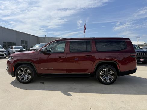 Used 2024 Jeep Wagoneer L Series II w/ Flexible Seating Group AWD/4WD image 2