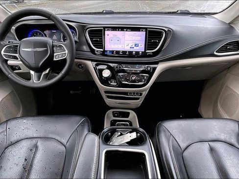Used 2023 Chrysler Pacifica Touring-L FWD image 12