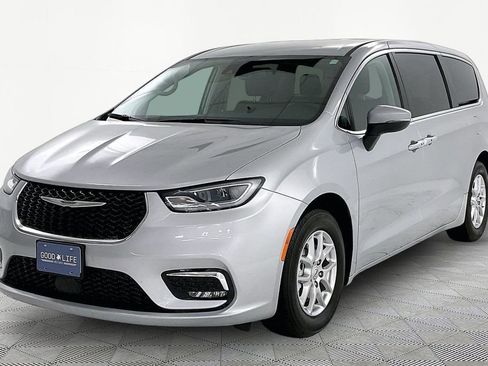 Used 2023 Chrysler Pacifica Touring-L FWD image 3
