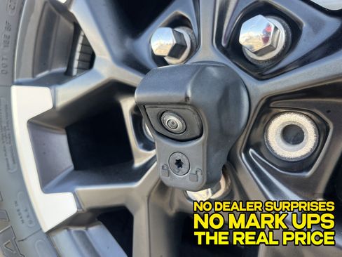 Used 2025 Jeep Wrangler Unlimited Rubicon AWD/4WD image 4