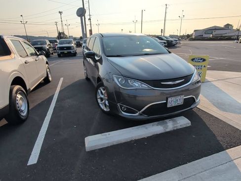 Used 2018 Chrysler Pacifica Touring Plus w/ Tire & Wheel Group FWD image 1