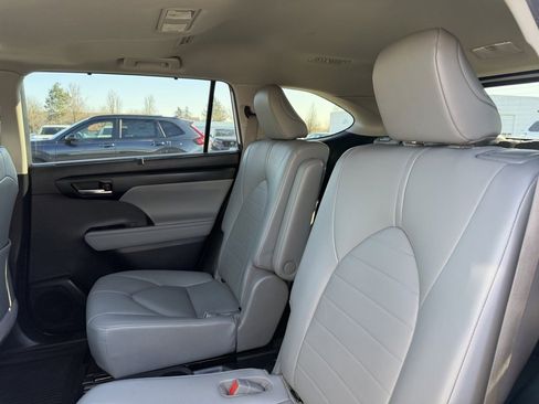 Used 2021 Toyota Highlander XLE image 32