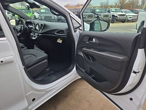 New 2026 Chrysler Pacifica Select image 71