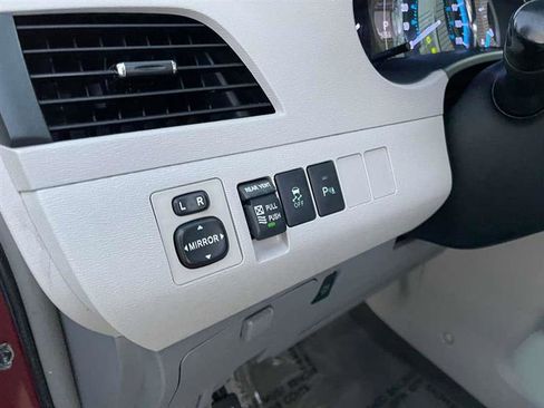 Used 2014 Toyota Sienna AWD image 41