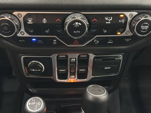 Used 2024 Jeep Wrangler Unlimited w/ Convenience Group AWD/4WD image 23