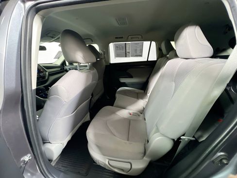 Used 2023 Toyota Highlander L image 29