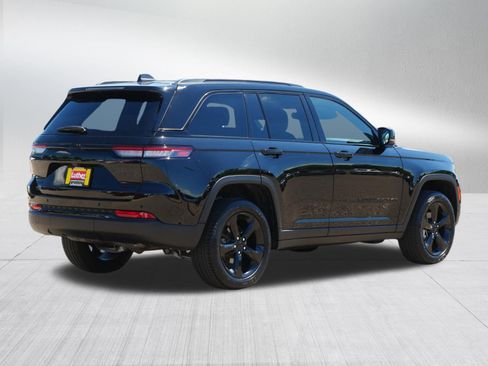 Used 2024 Jeep Grand Cherokee Limited w/ Black Appearance Package AWD/4WD image 7