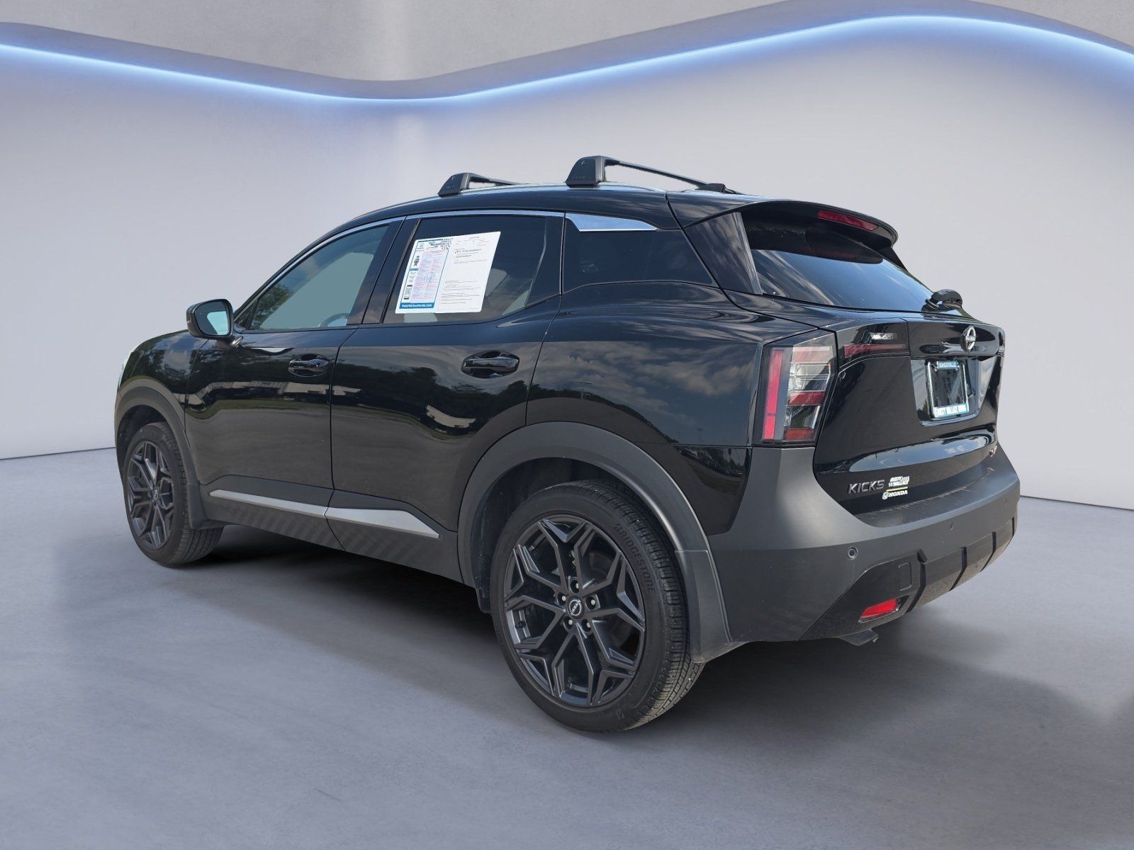 Used 2025 Nissan Kicks SR AWD/4WD image 3