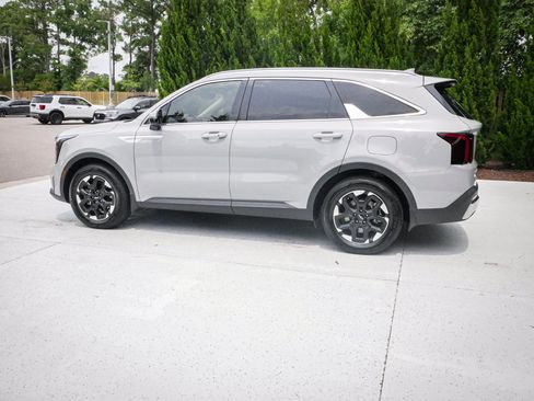 Used 2025 Kia Sorento S FWD image 7