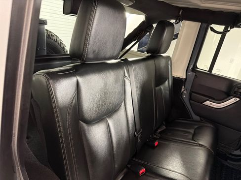 Used 2015 Jeep Wrangler Unlimited Rubicon AWD/4WD image 19