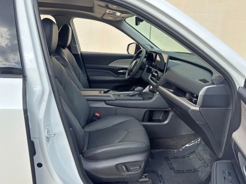 Used 2024 Toyota Grand Highlander FWD image 16