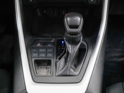 Used 2021 Toyota RAV4 LE AWD/4WD image 16