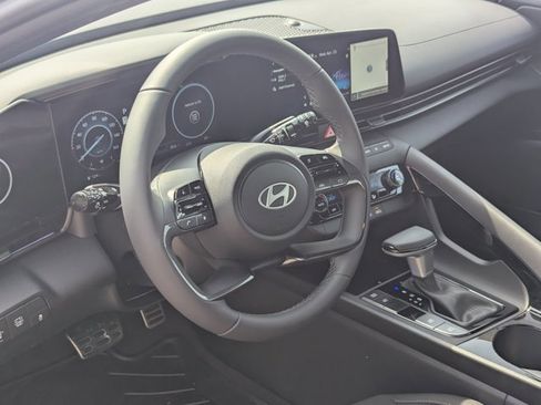 Certified 2025 Hyundai Elantra SEL image 3