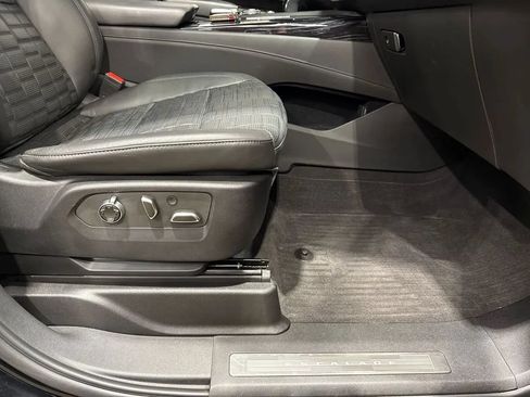 Used 2023 Cadillac Escalade ESV V AWD/4WD image 78