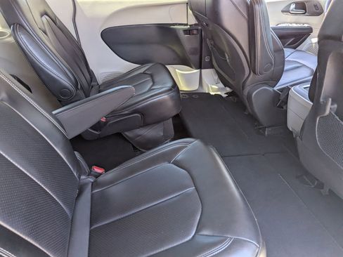 Used 2023 Chrysler Pacifica Touring-L image 14